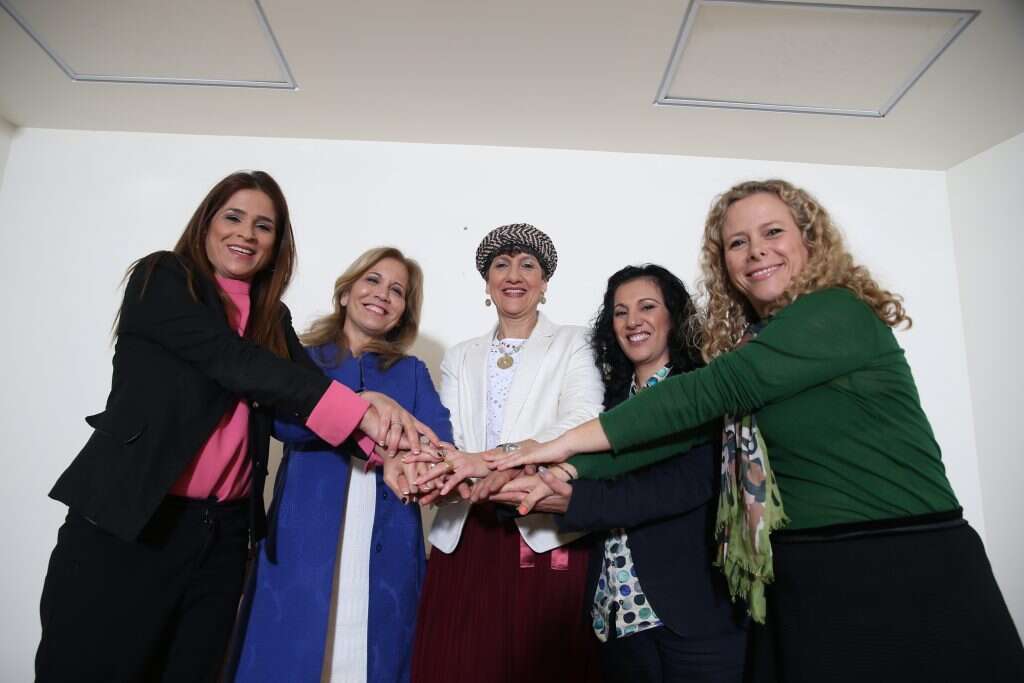 חברות הכנסת ששיתפו פעולה בקידום החוק להפללת צרכני זנות. מימין לשמאל: איילת נחמיאס ורבין, נורית קורן, שולי מועלם, עליזה לביא ומירב בן ארי. | מרים צחי