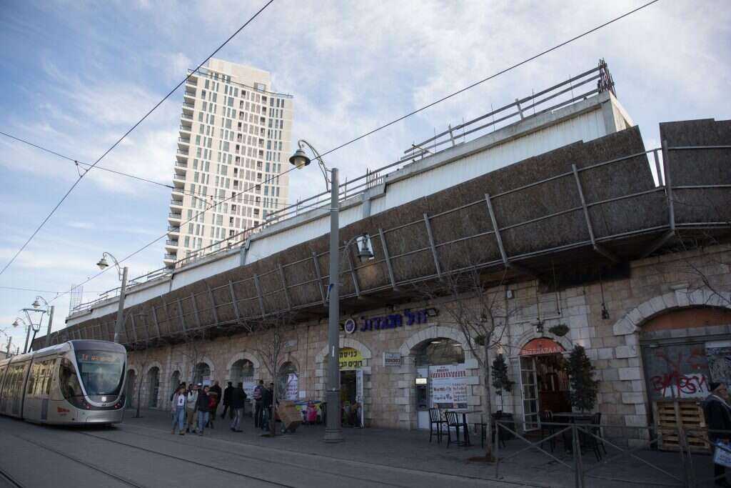 המגדל שנבנה בקרקעות ההקדש סמוך לשוק מחנה-יהודה. | נעם ריבקין פנטון - פלאש 90