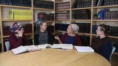 מימין לשמאל: הרבנית יעל שמעוני, חווה גודינגר (דרייפוס), נחמה פורת ונעה וקסלר־עובדיה. | מרים צחי