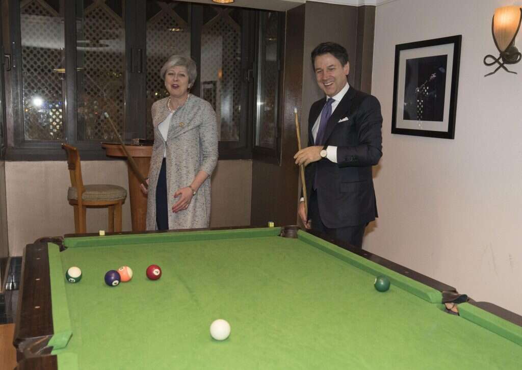 ראשי ממשלות איטליה ובריטניה משחקים ביליארד במהלך הכנס בשארם א־שיח. | EPA