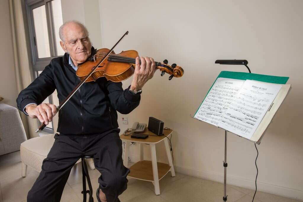 "הביטלס היו אגדה בעולם הפופ, אבל בשבילנו כנגנים קלאסיים ויוואלדי הרבה יותר גדול". סרגון מנגן "היי ג'וד". | נעם ריבקין פנטון/פלאש 90 "הביטלס היו אגדה בעולם הפופ, אבל בשבילנו כנגנים קלאסיים ויוואלדי הרבה יותר גדול". סרגון מנגן "היי ג'וד". | נעם ריבקין פנטון/פלאש 90