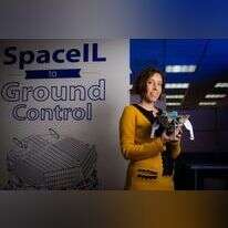 ד"ר לוי־סגל אוחזת בדגם של חללית. | אריק סולטן