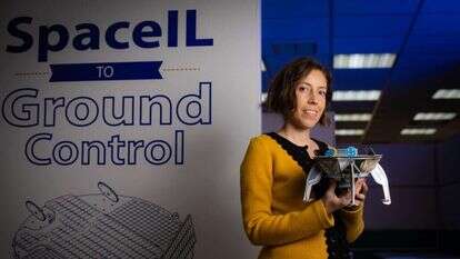 ד"ר לוי־סגל אוחזת בדגם של חללית. | אריק סולטן