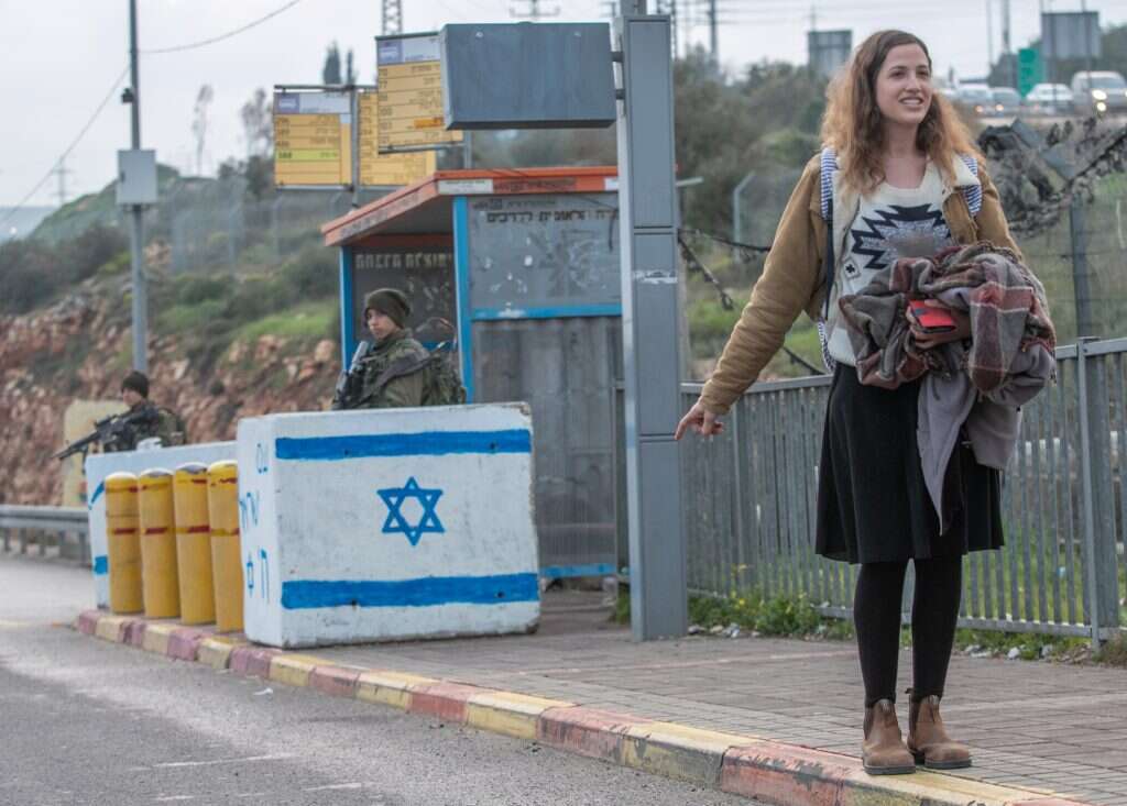 טרמפיסטית בצומת גיתי אבישר ביו"ש. אילוסטרציה. | יוסי אלוני