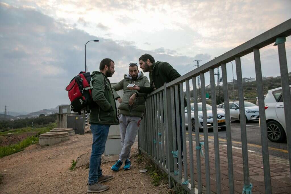 בשיחה עם ודיע חניני (משמאל). | יוסי אלוני בשיחה עם ודיע חניני (משמאל). | יוסי אלוני