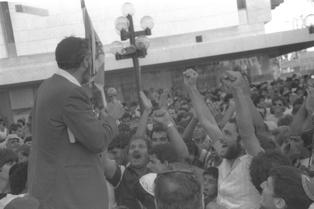 בשבת האחרונה עמדתי והכרזתי מלחמה על תלמידיו של הרב מאיר כהנא. ח"כ הרב מאיר כהנא בהפגנת תמיכה בירושלים, 1984. | נתי הרניק, לע"מ