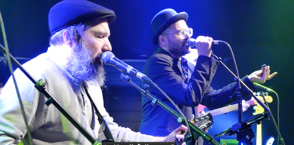 "מתסכל לעבוד על אלבום שנתיים ולא להתפרנס ממנו". להקת המדרגות בהופעה. | מסך