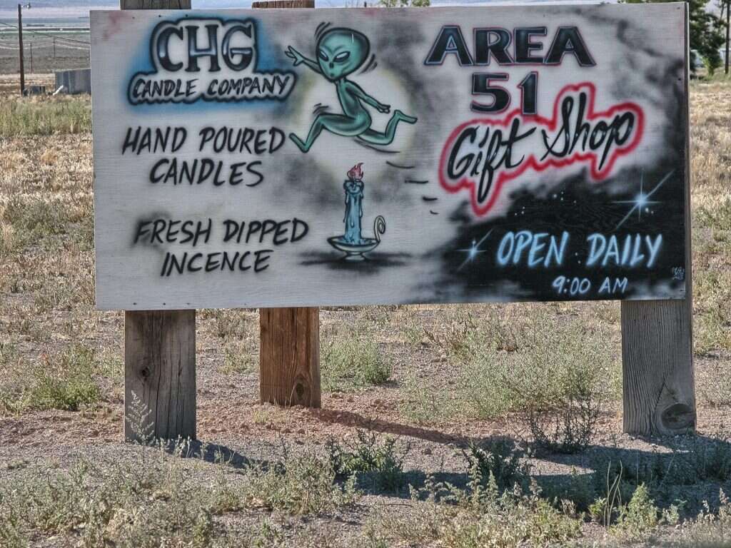 אזור 51 במדינה נבדה, שתיארויות קונספירציה על חייזרים נקשרו בו. | שאטרסטוק