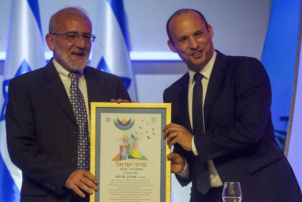 "אנו חיים בעידן של דמוקרטיה מוזיקלית". אדווין סרוסי בטקס קבלת פרס ישראל, 2018. | אורן בן חקון "אנו חיים בעידן של דמוקרטיה מוזיקלית". אדווין סרוסי בטקס קבלת פרס ישראל, 2018. | אורן בן חקון