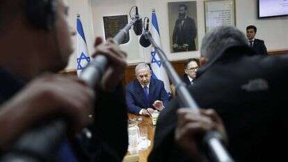 ישיבת הממשלה. | EPA