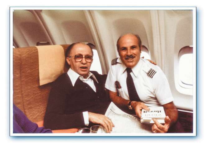 נחמיאס עם מנחם בגין בטיסת אל-על לוושינגטון. | אוסף פרטי