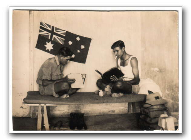 נחמיאס במגורים עם חבר ליחידה האוסטרלית. | אוסף פרטי