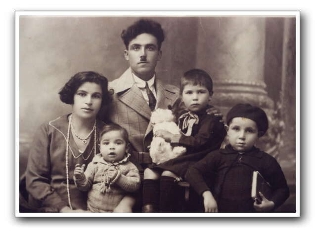 נחמיאס (מימין) בילדותו עם בני משפחתו. | אוסף פרטי