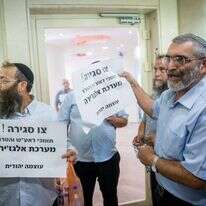 הפגנה של פעילי עוצמה יהודית מול משרדי אלג'זירה. | יונתן זינדל/פלאש 90