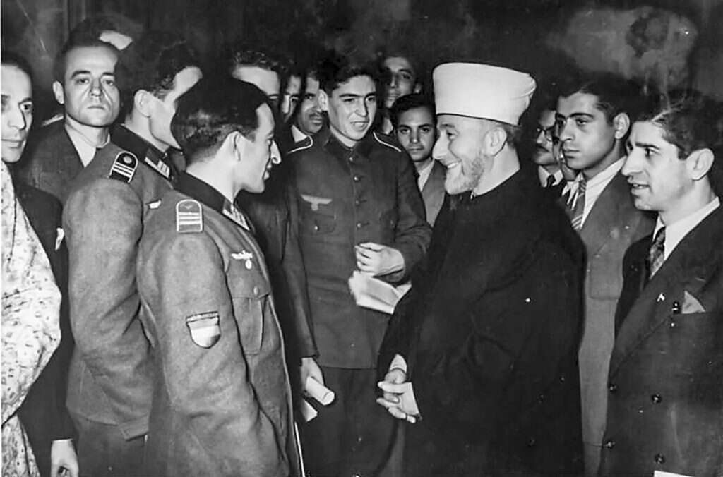 חאג' אמין אל־חוסייני עם קצינים וחיילים נאצים בברלין, 1944. | הארכיון הפדרלי של גרמניה