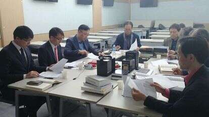 פיתחו חיבה יתרה לעם היהודי. צוות חוקרי המכון הקוריאני בעת תרגום המשנה. | יח"צ