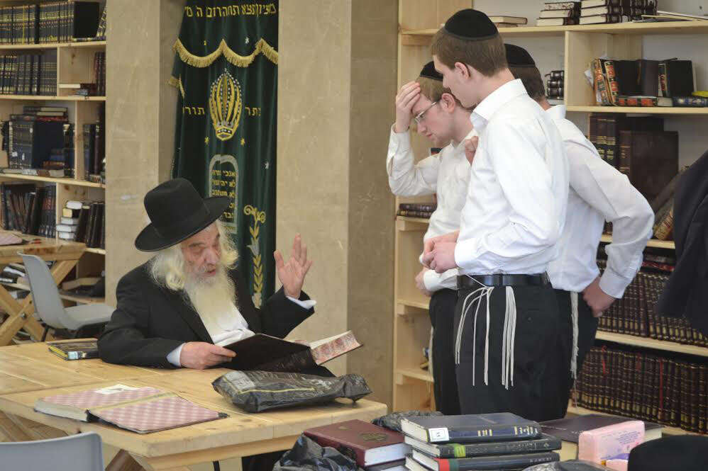 מנהיג בפועל, יחד עם אחיו, את הפלג הירושלמי. הרב אשר דויטש. | חיליק אוירבעך