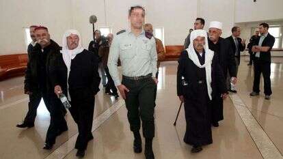 הנדל החיל את "הגנת העיתונות האחראית" על הכתבה. סרן ר' מגיע לבית המשפט העליון לדיון בתביעתו נגד אילנה דיין, 2011. | יוסי זמיר פלאש 90