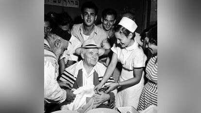 המילה שימשה כסימן זהותי המאפיין את אחרותו של העם היהודי. דוד בן גוריון משמש סנדק בברית המילה לילד הראשון שנולד באילת, 1952. | פריץ כהן, לע"מ