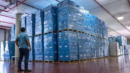 קלפיות במרכז הלוגיסטי של ועדת הבחירות המרכזית. | EPA