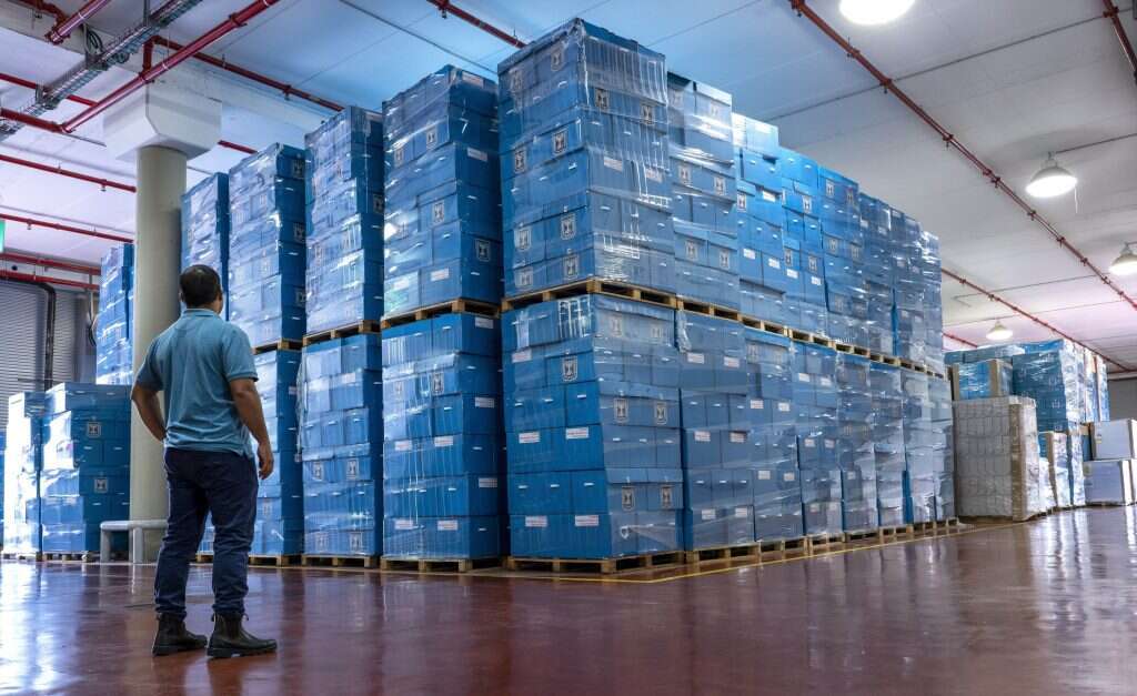 קלפיות במרכז הלוגיסטי של ועדת הבחירות המרכזית. | EPA