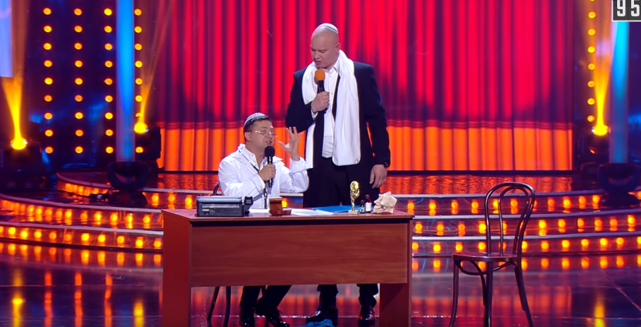 זלנסקי (יושב) בסדרה 'משרת העם'.