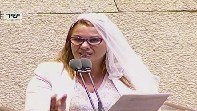 קסניה סבטלובה בשמלת כלה. | ערוץ הכנסת