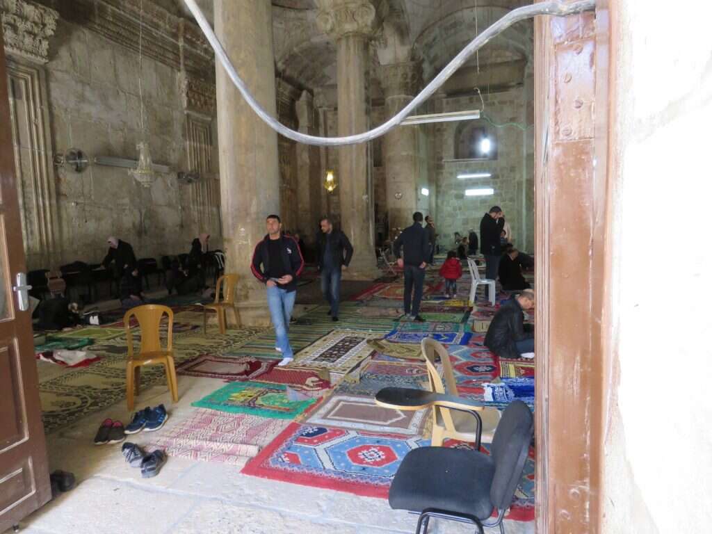 שני עמודי השער הם כנראה שריד מימי המקדש. | אם תרצו שני עמודי השער הם כנראה שריד מימי המקדש. | אם תרצו