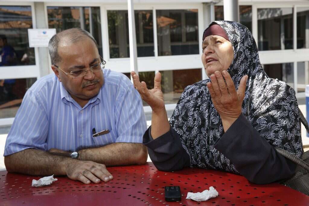 אחמד טיבי ב2015 לצד אמו של מוחמד עלאן, ששבת רעב לאחר שהושם במעצר מנהלי. עלאן גייס מחבל לביצוע פיגוע טרור וריצה בשל כך עונש מאסר. | יהודה פרץ