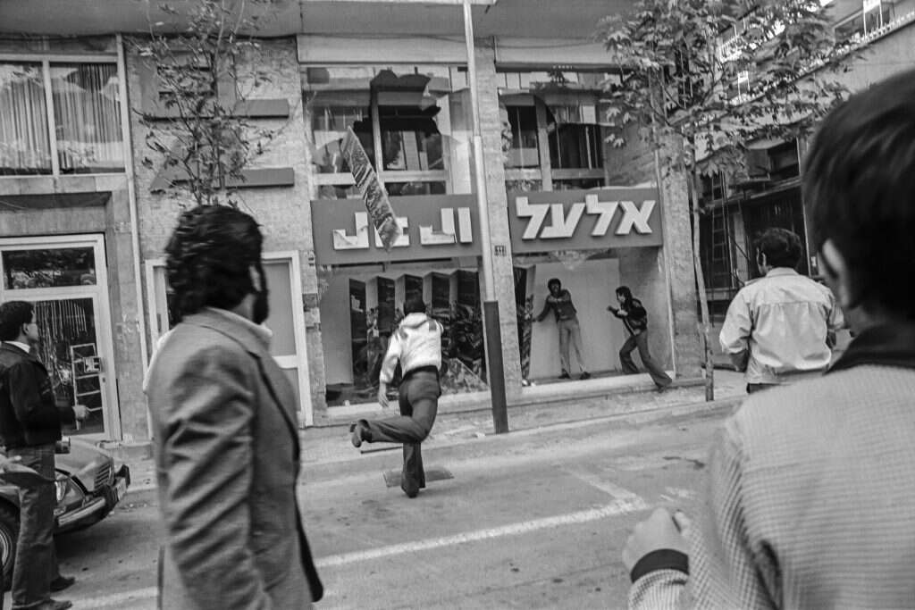 מפגינים תוקפים את משרדי אל-על בטהרן, 1978. | גטי אימג'ס