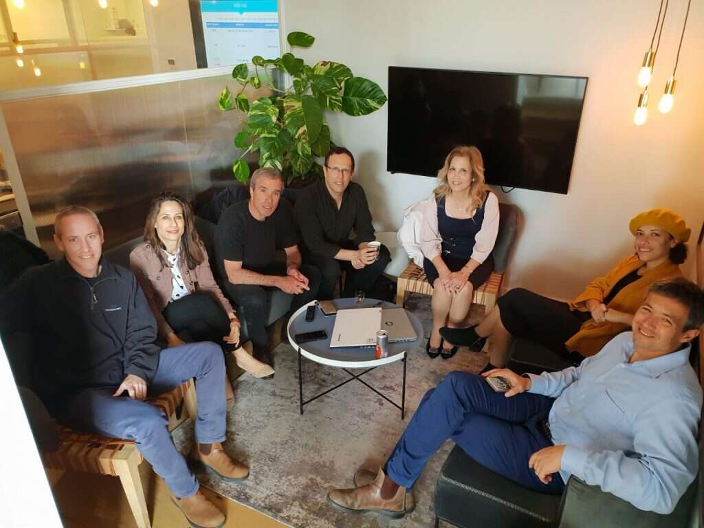 השביעייה. מימין לשמאל: יועז הנדל, תהילה פרידמן, עליזה לביא, משה קינלי טור פז, אלעזר שטרן, אורית פרקש הכהן וחילי טרופר השביעייה. מימין לשמאל: יועז הנדל, תהילה פרידמן, עליזה לביא, משה קינלי טור פז, אלעזר שטרן, אורית פרקש הכהן וחילי טרופר