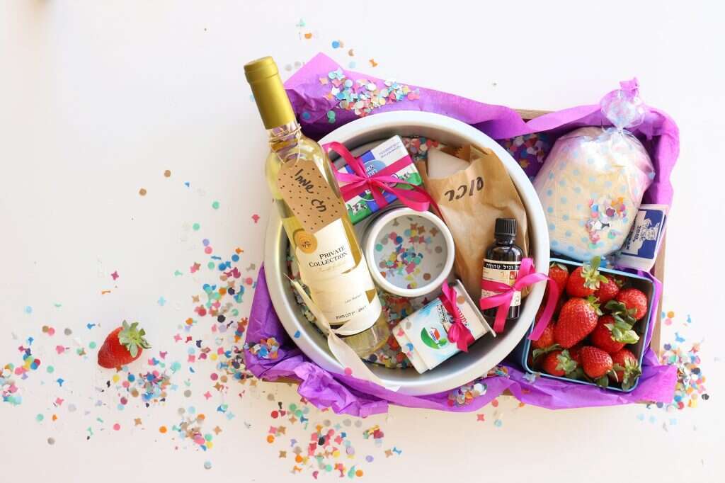 ערכה להכנת עוגת קצפת ותותים. | אפרת ליכטנשטט