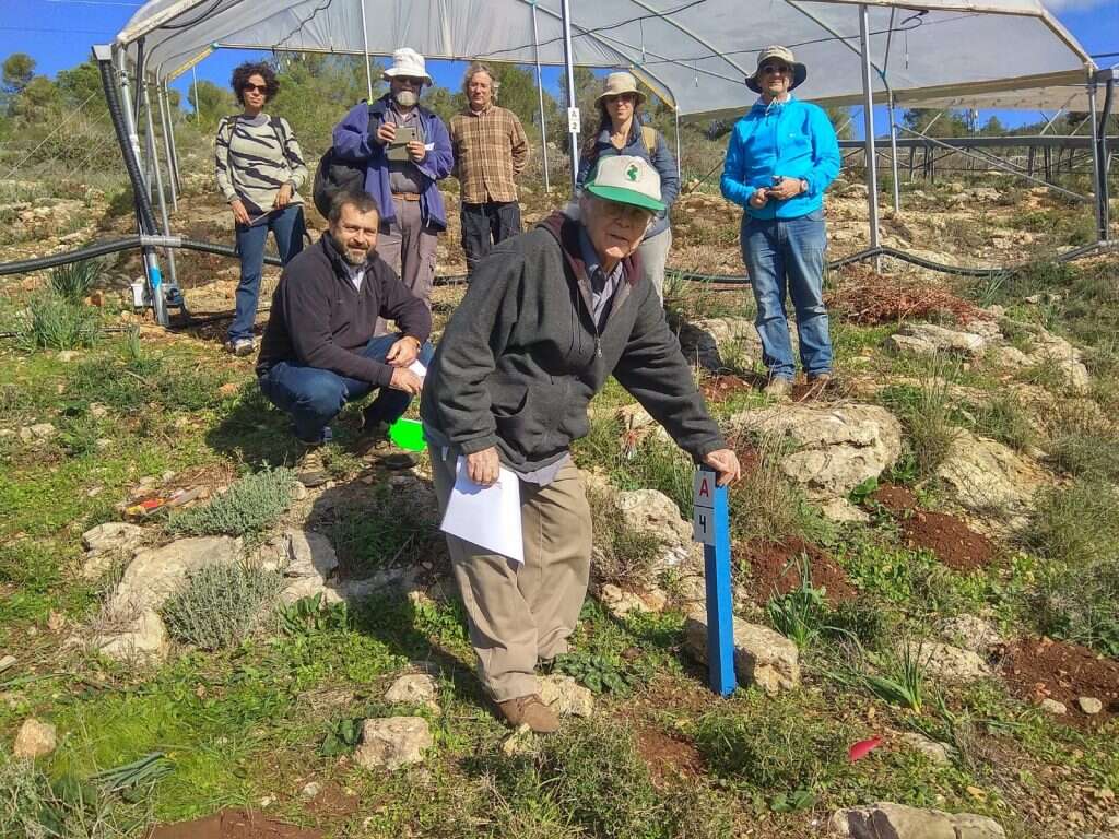 קרקע פורייה למחקר. פרופ' משה שחק תוקע יתד בחלקה לרגל סיום ההקמה. | אוסף המעבדה