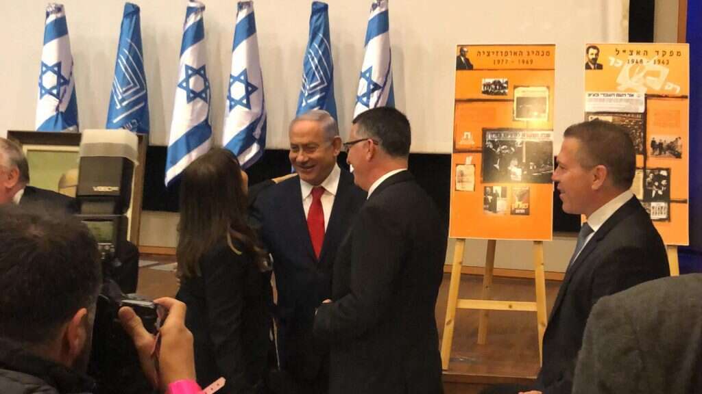 נתניהו וסער לוחצים ידיים. | שרון רביבו נתניהו וסער לוחצים ידיים. | שרון רביבו