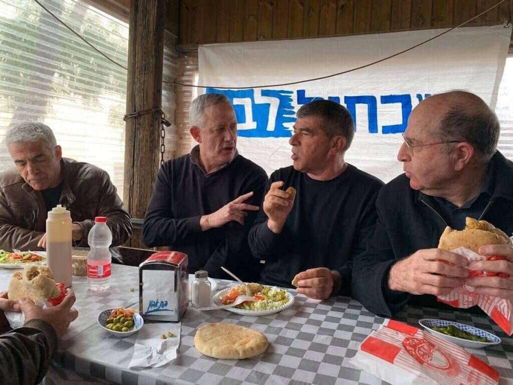ראשי 'כחול־לבן' ב"פלאפל עמר", השבוע. | שריה דיאמנט ראשי 'כחול־לבן' ב"פלאפל עמר", השבוע. | שריה דיאמנט