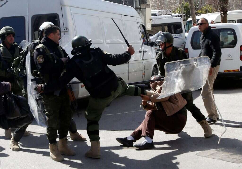 עימות בין כוחות הביטחון הפלסטיניים למפגינים נגד מעצרים פוליטים. | רויטרס