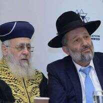 יו''ר ש''ס אריה דרעי והרב הראשי הספרדי יצחק יוסף באירוע ההסתדרות העולמית. | סרג' לוי