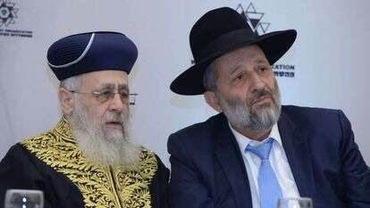 יו''ר ש''ס אריה דרעי והרב הראשי הספרדי יצחק יוסף באירוע ההסתדרות העולמית. | סרג' לוי