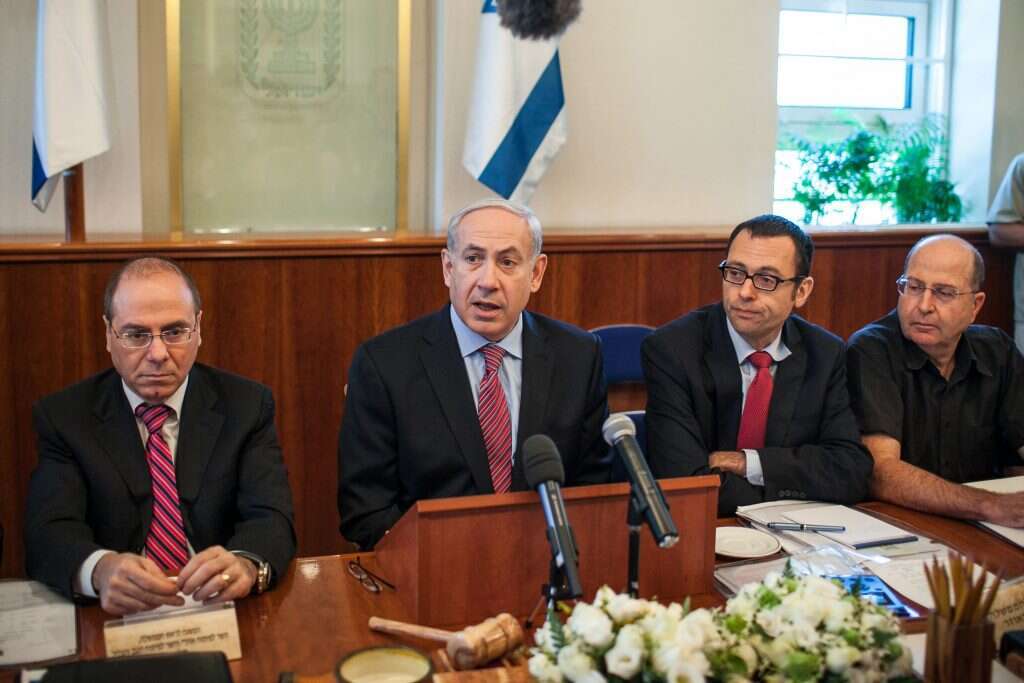 צבי האוזר לצד ראש הממשלה נתניהו כמזכיר הממשלה, 2012. | נועם מושקוביץ צבי האוזר לצד ראש הממשלה נתניהו כמזכיר הממשלה, 2012. | נועם מושקוביץ