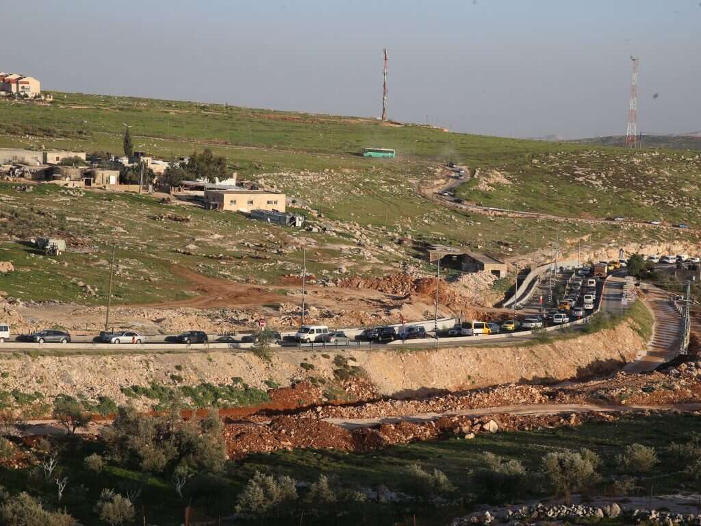 פקקים בכביש אדם - פסגת זאב. | מירי צחי