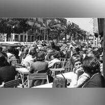 הישיבה בבית הקפה מעוררת את הזהות העברית. בית קפה ברחוב אבן גבירול בתל אביב, 1970. | פריץ כהן, לע"מ