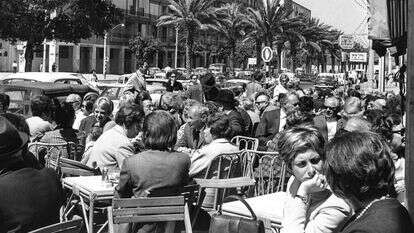 הישיבה בבית הקפה מעוררת את הזהות העברית. בית קפה ברחוב אבן גבירול בתל אביב, 1970. | פריץ כהן, לע"מ