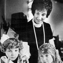 מתעקשים לנעוץ את זכרם בלוח ההיסטורי-תרבותי של הדורות
הבאים. 
קריאת מגילה בדנוור, ארה"ב, 1974 | גטי אימג'ס