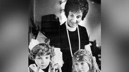 מתעקשים לנעוץ את זכרם בלוח ההיסטורי-תרבותי של הדורות
הבאים. 
קריאת מגילה בדנוור, ארה"ב, 1974 | גטי אימג'ס