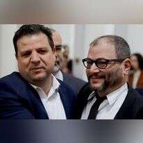 יו''ר חד''ש אימן עודה והמועמד עופר כסיף שנפסל על ידי ועדת הבחירות המרכזית בדיון בבג''צ בעתירה נגד פסילתו. | AFP