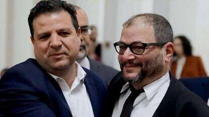 יו''ר חד''ש אימן עודה והמועמד עופר כסיף שנפסל על ידי ועדת הבחירות המרכזית בדיון בבג''צ בעתירה נגד פסילתו. | AFP