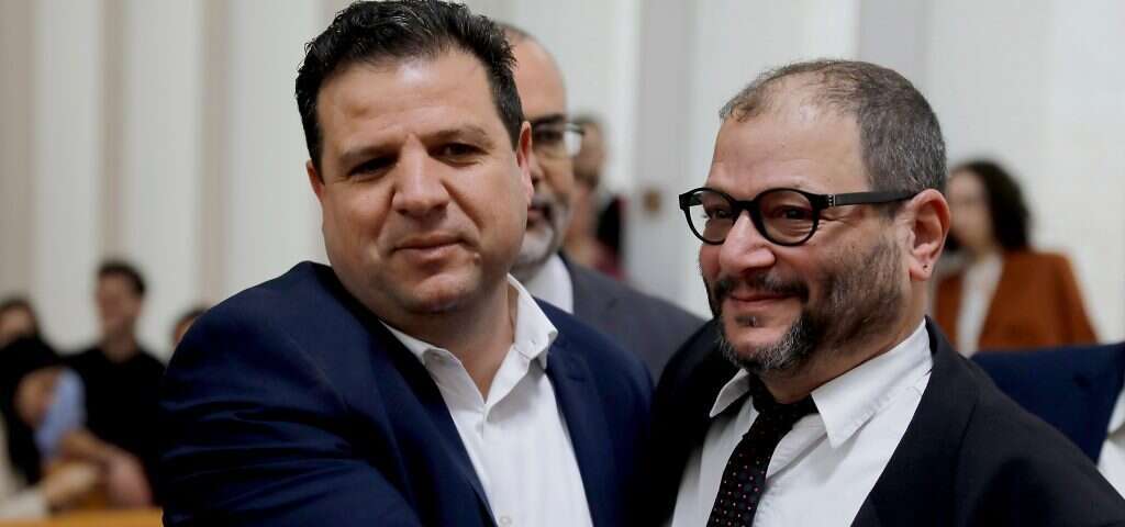 יו''ר חד''ש אימן עודה והמועמד עופר כסיף שנפסל על ידי ועדת הבחירות המרכזית בדיון בבג''צ בעתירה נגד פסילתו. | AFP