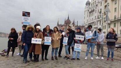 עצרת המחאה נגד האנטישמיות סמוך לאנדרטת הנעליים על שפת הדנובה, בבודפשט, הונגריה. | באדיבות ההסתדרות הציונית העולמית