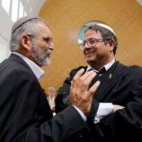 חברי עוצמה יהודית מיכאל בן ארי ואיתמר בן גביר בדיון בבג"צ בעתירה לפסילתם. | AFP חברי עוצמה יהודית מיכאל בן ארי ואיתמר בן גביר בדיון בבג"צ בעתירה לפסילתם. | AFP