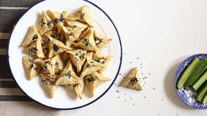 אוזני המן בורקיטס – אוזני המן עם חציל וגבינה. | אפרת ליכטנשטט אוזני המן בורקיטס – אוזני המן עם חציל וגבינה. | אפרת ליכטנשטט